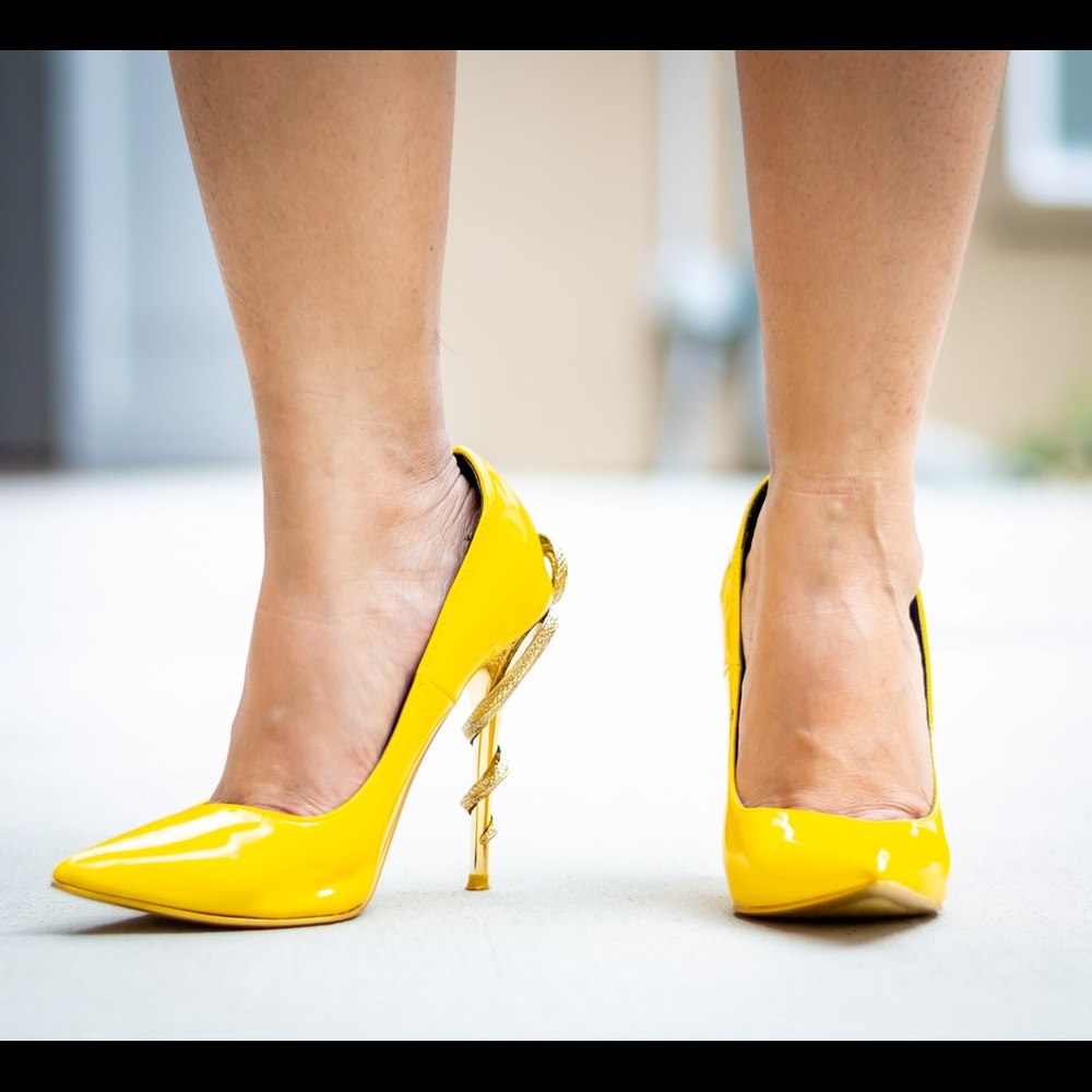 Pretty heels in yellow. With accent at the back.
